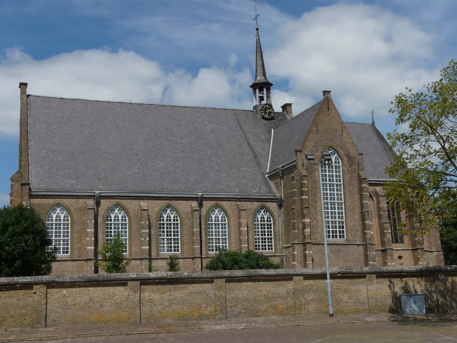 De Hervormde kerk vanaf het dorpsplein gezien
