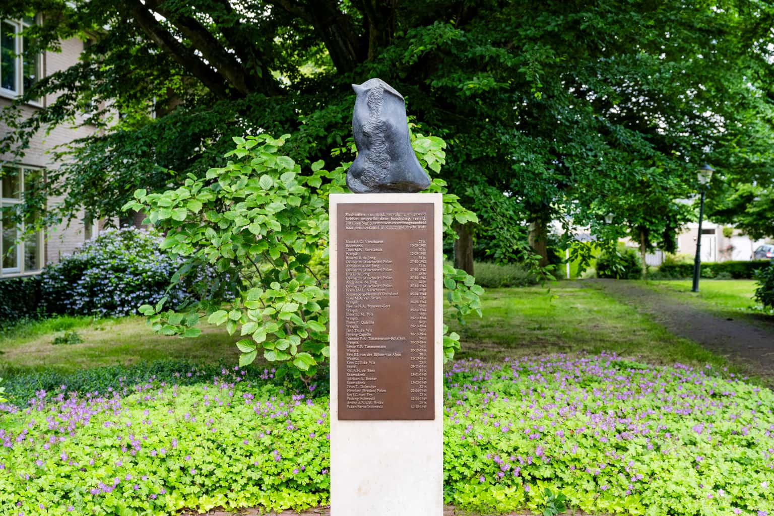 Het oorlogsmonument in waspik