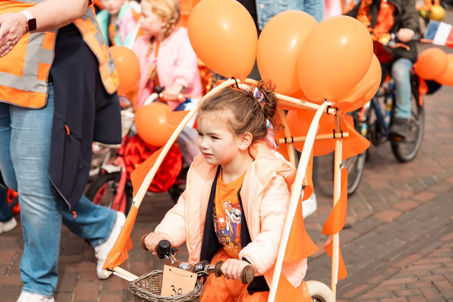 Kindje op een mooie versierde fiets